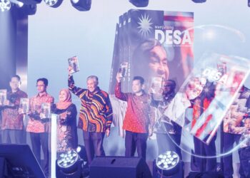 AHMAD Zahid Hamidi ketika melancarkan buku Menjulang Desa pada Majlis Perhimpunan Bulan Ogos Kementerian Kemajuan Desa dan Wilayah (KKDW) di Putrajaya, semalam. – UTUSAN/FAISOL MUSTAFA
