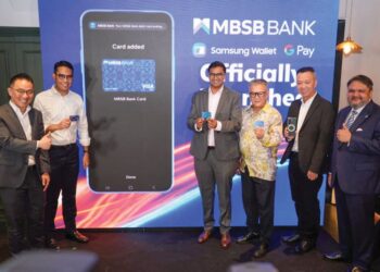USMAN Ghouse (empat dari kanan) bersama Pengerusi MBSB Group, Datuk Wan Kamaruzaman Wan Ahmad (tiga dari kanan) dan Matthew Ng (dua dari kanan) semasa pelancaran Kad Debit-i Visa MBSB Bank di Samsung Wallet dan Google Pay.