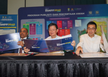 CHOW Kon Yeow (tengah) melihat buku draf RSN Pulau Pinang 2040 pada majlis perasmian program publisiti dan penyertaan awam draf rancangan itu di Bayan Lepas, Pulau Pinang hari ini.-UTUSAN/DANIAL SAAD