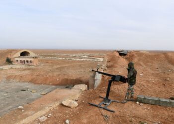 GAMBAR fail seorang  askar Syria mengawal Pangkalan Udara Abu Duhur, Idlib. - AFP