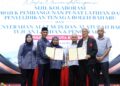 DARI kiri: YBrs. Dr. Asnizah Sahekhaini, Timbalan Pengarah, Bahagian Kolaborasi dan Komuniti; YBhg. Datuk Dr. Kok Tiong Chee, Pengarah Urusan Unimekar Sdn. Bhd.; YBrs. Mareena Mahpudz, Timbalan Ketua Setiausaha (Tenaga), Kementerian Peralihan Tenaga dan Transformasi Air; YBrs. Azhar Abdul Aziz, Timbalan Setiausaha Bahagian, Bahagian Perolehan Kerajaan, Kementerian Kewangan Malaysia; YBrs. Md. Nor Halim, Pengarah Politeknik Kota Kinabalu; dan YBrs. Azrizal Marzaki, Pengarah Kanan TDA Berhad, pada majlis menandatangani Perjanjian Kerjasama bagi Pembangunan Pusat Latihan dan Penyelidikan Tenaga Boleh Baharu.