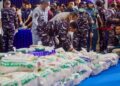 PEGAWAI pelbagai agensi menyediakan guni yang mengandungi ketamin semasa sidang media di Batam hari ini. - AFP.