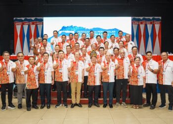 EWON Benedick (tengah, hadapan) bergambar kenangan bersama barisan pimpinan baharu Pertubuhan Kinabalu Progresif Bersatu (UPKO) - IHSAN UPKO