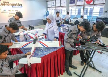 PELAJAR Kelab Aeronautik SMK Bukit Sawa melakukan proses pembelajaran terhadap pesawat tanpa pemandu (AUV) semasa program Terengganu Inc, SMK Bukit Sawa: Pameran Nasional Aeroangkasa, Teknologi dan Bakat di Sekolah Menengah Kebangsaan Bukit Sawa, di Marang, Terengganu semalam. 
– UTUSAN/PUQTRA HAIRRY