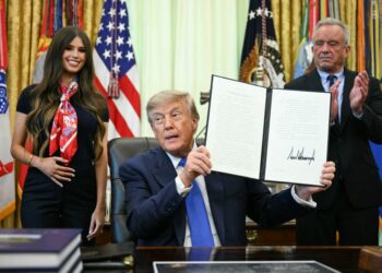 DONALD Trump menandatangani perintah eksekutif yang menyeru supaya lebih banyak penyelidikan dan fleksibiliti berkaitan vaksin dijalankan. - AFP