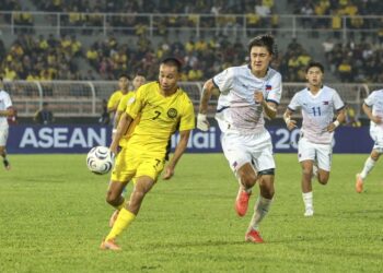 Wan Kuzain Wan Ahmad Kamal beraksi mewakili Harimau Malaya dalam aksi Piala  Hyundai ASEAN 2026 menentang Filipina, baru-baru ini. - UTUSAN/FARIZ RUSADIO