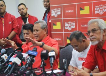 Aminuddin Harun pada sidang akhbar di Seremban malam ini.-UTUSAN/MOHD. SHAHJEHAN MAAMIN.