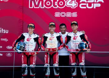 Hakim Danish sempat bergambar selepas menyampaikan trofi kepada Qayyim Razin (dua kiri) , Qabil Irfan (kanan) dan Waku Kunitate (kiri) pada Kejuaraan Moto4 Piala Asia di Litar Antarabangsa Sepang, Sepang, semalam. - Ihsan SIC Racing