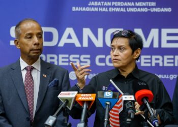 AZALINA Othman Said pada sidang akhbar selepas Majlis Perhimpunan Bulanan di Putrajaya. - UTUSAN/ FAISOL MUSTAFA