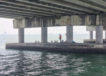 LOKASI di bawah Jambatan Pulau Pinang merupakan antara Kawasan Larangan Tempat Larangan (KLTL) di Pulau Pinang yang tidak boleh dimasuki oleh orang awam tanpa kebenaran.-GAMBAR/MARITIM MALAYSIA PULAU PINANG