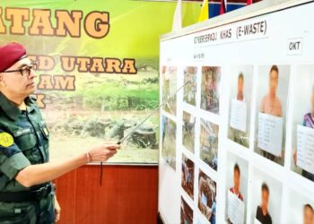 BALVEER (kiri) menunjukkan gambar-gambar semasa Op Taring E-Waste melibatkan tiga kilang di Ipoh pada Isnin lalu semasa sidang media di Ibu Pejabat Briged Utara PGA di Ipoh hari ini.