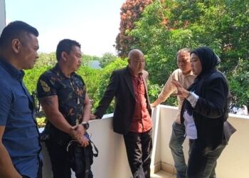 MAT Zaki (tiga dari kiri) bersama plaintif lain dan peguam, Sharatha Masyaroh di luar Mahkamah Tinggi Tawau. - UTUSAN/NASRAWATI SYARIFUDDIN