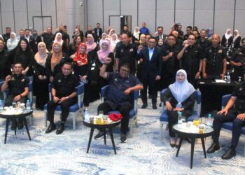 AB. Rauf Yusoh bergambar bersama kakitangan awam dan anak syarikat kerajaan negeri pada majlis Penutupan Lab Pemacuan Pertumbuhan Mampan dan Ketahanan Strategik Agensi dan Anak Syarikat Negeri Melaka serta Lab Pengukuhan Kutipan Hasil Baharu Negeri Melaka 2026 di Alor Gajah, hari ini. - UTUSAN/AMRAN MULUP