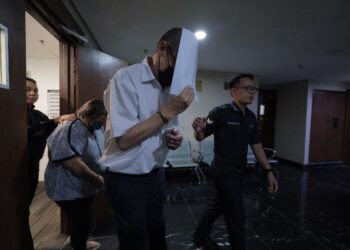 SHAREEN Noordin David Noordin dan Neoh Wooi Lee dihadapkan ke Mahkamah Sesyen Ipoh hari ini masing-masing bagi 16 pertuduhan mengemukakan dokumen palsu bagi tuntutan insentif di bawah Program Daya Kerjaya 2.0 Pertubuhan Keselamatan Sosial (Perkeso), dua tahun lalu.