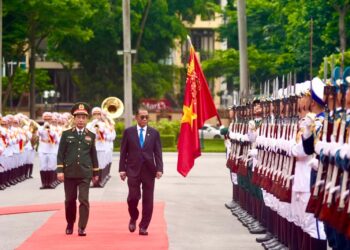 MOHAMED Khaled Nordin bersama rakan sejawatnya dari Vietnam Jeneral Phan
Van Giang memeriksa perbarisan kehormat sempena lawatan rasmi dua hari bermula
Rabu lalu ke republik tersebut.