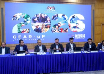 AMIR Hamzah Azizan (tengah) pada sidang akhbar Laporan Tahunan GEAR-uP 2026 di Kementerian Kewangan. - UTUSAN/FAISOL MUSTAFA