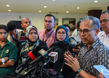 FAHMI Fadzil ketika sesi sidang media pada majlis Perasmian Konvensyen PIBG Internet Selamat di Dewan Konvensyen Imbi Cheras di sini, hari ini. - UTUSAN/SYAKIR RADIN