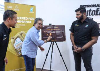 Menteri Pelaburan, Perdagangan & Industri, Datuk Seri Johari Abdul Ghani (kiri) di Majlis Pelancaran Flagship Petronas AutoExpert Kuala Lumpur di Flagship Autodeutsch Petronas AutoExpert, Desa Pandan di sini hari ini. GAMBAR - AMIR KHALID