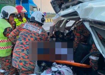SEORANG wanita maut dalam kemalangan membabitkan tiga kenderaan berhampiran Plaza Tol Hentian Rehat dan Rawat (RnR) Lebuhraya Persisiran Pantai Barat (WCE), Teluk Intan, hari ini.