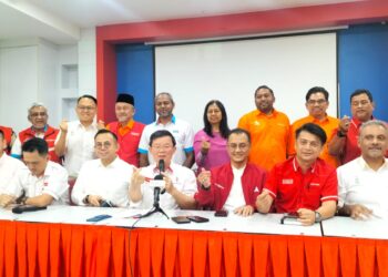 CHOW Kon Yeow (tengah) semaa sidang akhbar di Wisma DAP, di George Town, Pulau Pinang, hari ini.-UTUSAN/SAFINA RAMLI