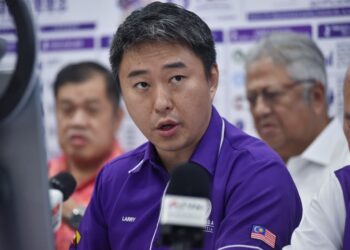 LARRY ketika berucap pada sidang media khas Ronnie Liu menyertai Parti Bangsa Malaysia (PBM) di Ibu Pejabat PBM sini hari ini. - UTUSAN/ M. FIRDAUS M. JOHARI