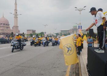 SAIFUDDIN Nasution Ismail melepaskan Konvoi Jelajah Star City FC di Putrajaya.