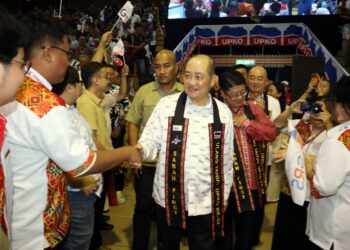 Hajiji Noor merangkap Pengerusi GRS disambut oleh pemimpin dan ahli-ahli UPKO pada Majlis Ulang Tahun UPKO ke-32 dan Persidangan Perwakilan Tritahunan UPKO ke-17 di Dewan Hongkod Koisaan, KDCA, malam ini. - IHSAN Jabatan Ketua Menteri (JKM) Sabah