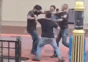 Tangkap layar video pergaduhan tiga lelaki yang tular di media sosial di hadapan sebuah hotel di pusat bandar Johor Bahru.