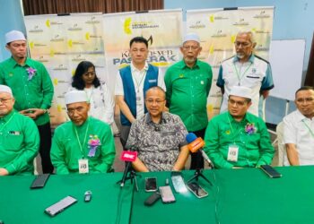 AHMAD Samsuri Mokhtar semasa sidang akhbar selepas merasmikan Konvensyen Pas Perak Ke -23 di Taiping, Perak hari ini.-UTUSAN/WAT KAMAL ABAS
