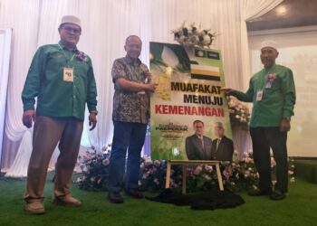 AHMAD Samsuri Mokhtar merasmikan Konvensyen Pas Perak Ke-23 di Taiping, Perak hari ini.-UTUSAN/WAT KAMAL ABAS