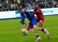 PENYERANG Chelsea FC Liam Rory Delap diasak pertahanan JDT Kevin David pada persahabatan di Stadium Sultan Ibrahim, Iskandar Puteri disini.-UTUSAN/RAJA JAAFAR ALI