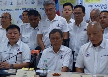 MOHD. Shafie Apdal semasa sidang akhbar di ibu pejabat Warisan di Kota Kinabalu, Sabah hari ini.-UTUSAN/RAEESAH HANAN