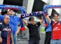 PENYOKONG JDT dan Chelsea mula membanjiri pekarangan Stadium Sultan Ibrahim bagi menyaksikan perlawanan persahabatan antara kedua-dua pasukan malam ini. UTUSAN/RAJA JAAFAR ALI