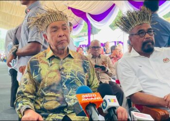 AHMAD Zahid Hamidi (kiri) ditemui pemberita selepas melancarkan Pelan Strategik Penentu Sosial Kesihatan Orang Asli  (NSPSDHOA) 2026–2035 di Kampung Orang Asli Air Banun dekat Gerik, Perak hari ini.-UTUSAN/FADZIL ZAINOL