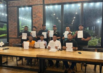 MD. Nayan Salleh (dua dari kanan) bersama sebahagian Ahli Jawatankuasa Bersatu Bahagian Parit Buntar yang mengumumkan keluar parti dalam sidang akhbar di Jalan Permatang Tok Mahat, Parit Buntar malam ini. - UTUSAN/WAT KAMAL ABAS