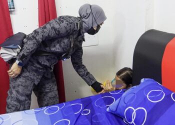 SEORANG warga asing (kanan) cuba menyorok di sebalik katil bagi mengelak daripada dicekup ketika serbuan dilakukan oleh JIM Pulau Pinang di sebuah pangsapuri di Perai, Butterworth, Pulau Pinang.-UTUSAN/DANIAL SAAD