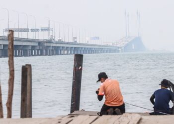 CUACA berjerebu dengan bacaan IPU yang berada pada tahap sederhana dan tidak sihat di Pulau Pinang ketika ini menyebabkan pemandangan Jambatan Pulau Pinang yang menjadi mercu tanda negeri hampir tidak kelihatan sepenuhnya.-UTUSAN/DANIAL SAAD