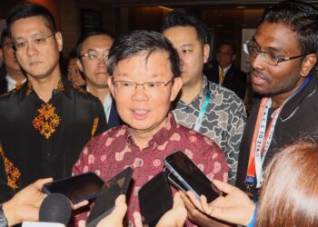 CHOW Kon Yeow (tengah) ketika ditemui pemberita di George Town, Pulau Pinang hari ini.-UTUSAN/DANIAL SAAD
