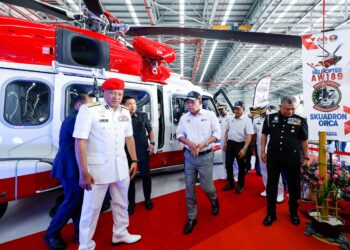 SAIFUDDIN Nasution Ismail melihat helikopter AW189 pada Majlis Penyerahan Helikopter AW189 Agensi Penguatkuasa Maritim Malaysia, turut hadir Ketua Pengarah Agensi penguatkuasa Maritim Malaysia, Datuk Mohd Rosli Abdullah (paling kiri), di Stesen Udara Maritim Subang (SUMS), di sini hari ini. - UTUSAN/SHIDDIEQIIN ZON
