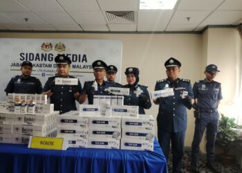 ASPALILA AG Tuah menunjukkan rampasan rokok pada sidang akhbar di Kompleks Kastam Kargo KLIA, Sepang hari ini.