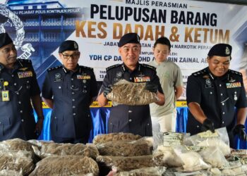 MOHD. Alwi menunjukkan dadah yang dirampas di IPK Perak, Ipoh hari ini.