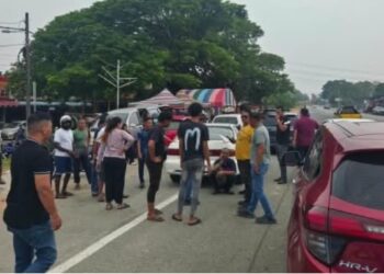SUSPEK diberkas selepas terlibat kemalangan kereta curi dipandunya di hadapan SMK Amanjaya, Sungai Petani.