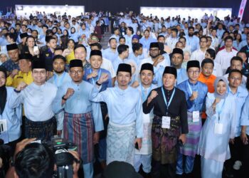 MUHAMMAD Kamil Abdul Munim (tengah) bersama barisan kepimpinan AMK pada Perasmian Kongres Nasional AMK 2026 di MITC, Ayer Keroh, Melaka hari ini. - UTUSAN/AMIR KHALID