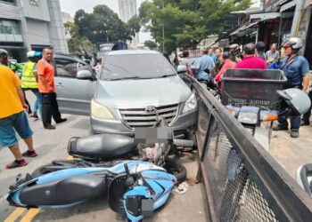 KEADAAN dua buah motosikal yang dirempuh oleh sebuah MPV yang dipandu seorang wanita di Jalan Macalister, George Town, Pulau Pinang semalam.-GAMBAR/MEDIA SOSIAL