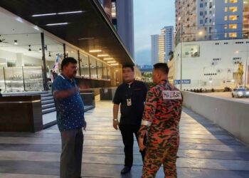 PASUKAN Keluaran Operasi (PKO) bomba menjalankan pemantauan di salah satu daripada sembilan lokasi yang dilaporkan mengalami gegaran di Pulau Pinang kesan daripada kejadian gempa bumi di utara Sumatera, Indonesia, hari ini.-IHSAN JBPM PULAU PINANG
