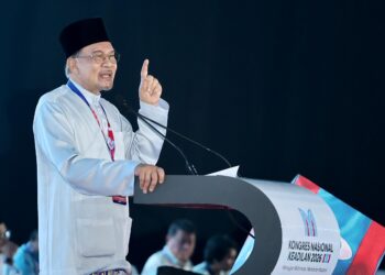 ANWAR ketika menyampaikan ucapan dasar pada Kongres Nasional Keadilan 2026 di Pusat Dagangan dan Pameran Antarabangsa Melaka (MITC) di sini hari ini. - UTUSAN/AMIR KHALID