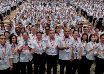 ANTHONY Loke Siew Fook dan kepimpinan tertinggi bergambar bersama perwakilan pada Persidangan Parti DAP 2026, di Pusat Konvensyen Antarabangsa Putrajaya, di sini hari ini. - UTUSAN/SHIDDIEQIIN ZON