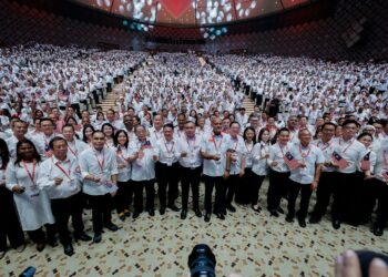 ANTHONY Loke Siew Fook dan kepimpinan tertinggi bergambar bersama perwakilan pada Persidangan Parti DAP 2026, di Pusat Konvensyen Antarabangsa Putrajaya, di sini hari ini. - UTUSAN/SHIDDIEQIIN ZON
