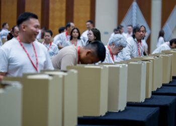 PERWAKILAN DAP melakukan proses pengundian usul pada Persidangan Kebangsaan DAP 2026 di Pusat Konvensyen Antarabangsa Putrajaya, hari ini. - UTUSAN/SHIDDIEQIIN ZON