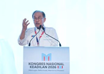 ANWAR Ibrahim ketika berucap dalam penggulungan pada Kongres Nasional Tahunan PKR di MITC Melaka hari ini. - UTUSAN/AMIR KHALID